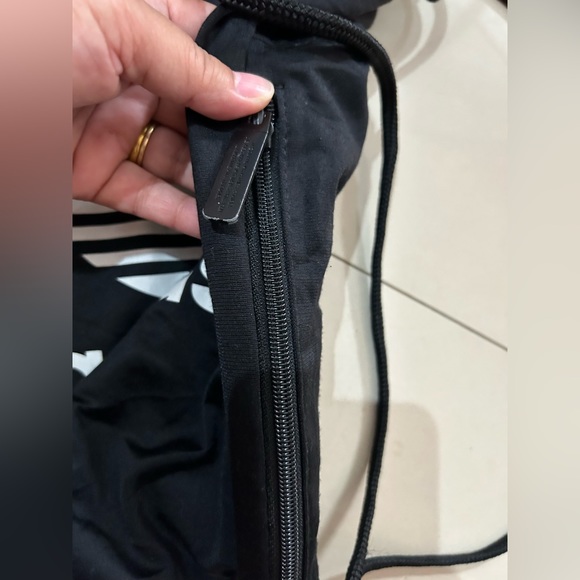 Adidas original draw string bag. Used gently - Picture 4 of 8